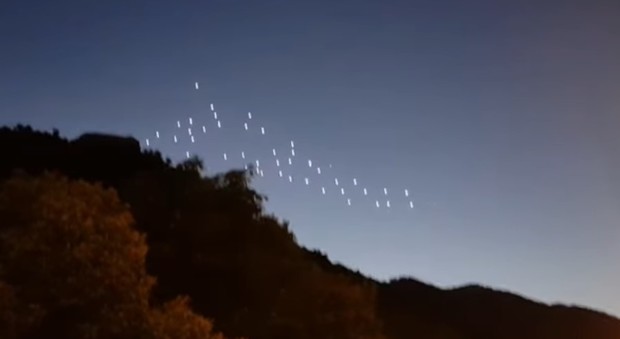 Misterioso avvistamento in cielo: le luci bianche si spostano, il video sul web