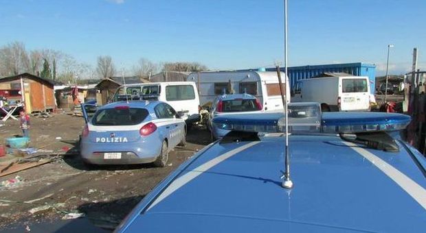Blitz ai campi rom di Giugliano di polizia ed Esercito, sequestrati attrezzi per lo scasso