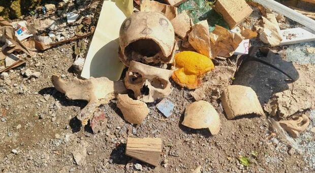 Napoli, orrore a Poggioreale: resti umani abbandonati tra i rifiuti