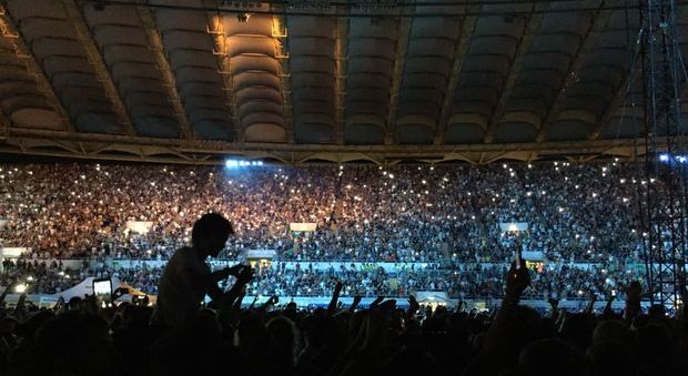 Roma, gli U2 infiammano l'Olimpico per i 30 anni di "The Joshua Tree"
