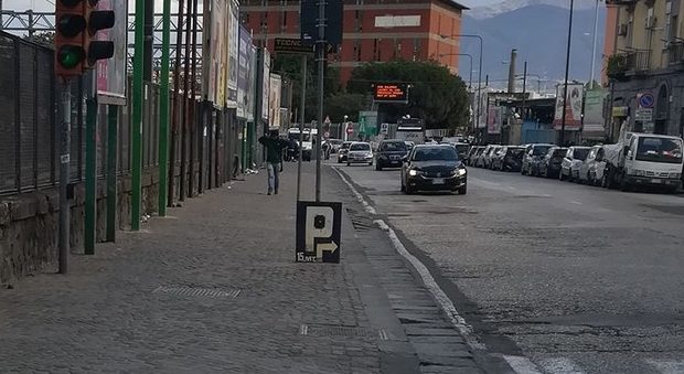 «Napoli, il semaforo invisibile per attraversare la strada»