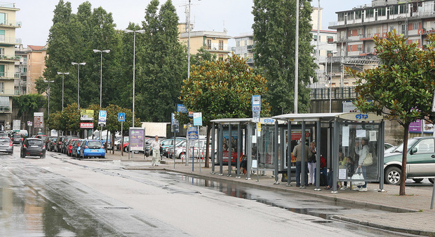 Atti osceni alla fermata del bus, fugge mezzo nudo: bloccato