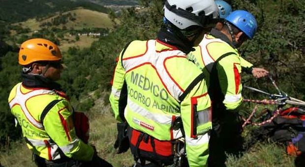 Ragazzino di 14 anni ruzzola dal sentiero per il rifugio Papa: salvato dall'elicottero