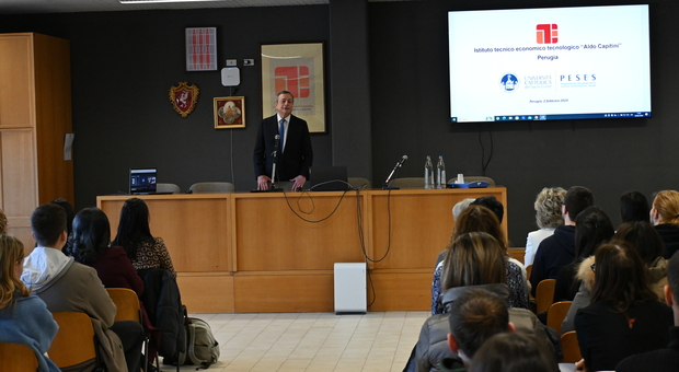 Mario Draghi durante la "lezione" all'Istituto "Capitini" di Perugia