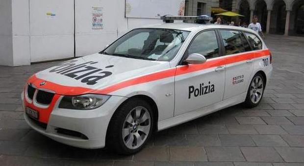 Poliziotti svizzeri bloccano i colleghi italiani durante un inseguimento: incidente diplomatico in autostrada