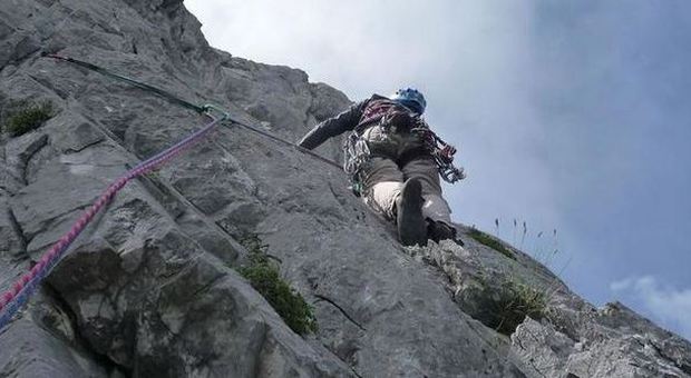 Versilia, escursionista precipita dal Monte Pania: morto dopo un volo di 250 metri