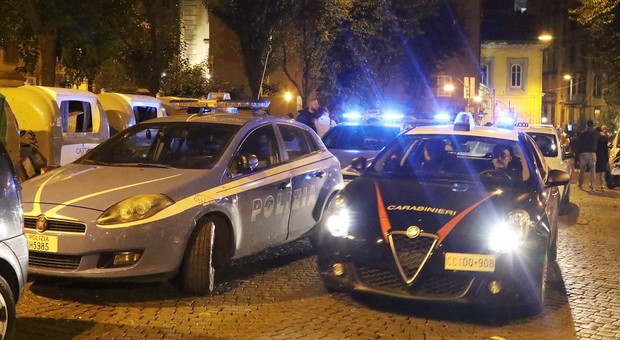 Napoli, scacco ai pusher del sabato sera: arrestati cinque spacciatori a piazza Bellini