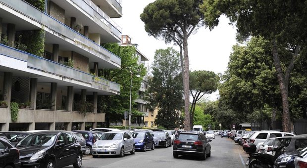 Roma, 23enne trovato morto in casa ai Parioli. «Probabile overdose». Il giallo della scritta sul petto