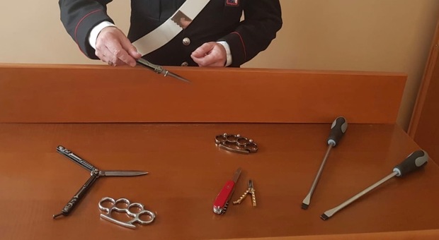 Napoli, Vomero blindato dai carabinieri: denunciata 19enne con un coltello a serramanico