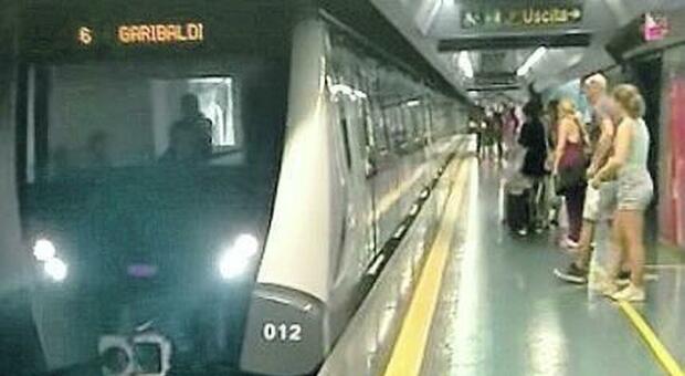 Metropolitana di Napoli, il primo treno spagnolo sfreccia di mattina ma è in prova