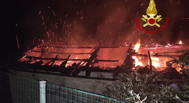 Arsiè, casa prende fuoco durante la notte: il difficile intervento dei pompieri Foto