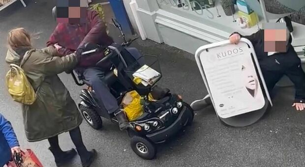 Pensionato sullo scooter per disabili investe e picchia passante sul marciapiede: il video choc
