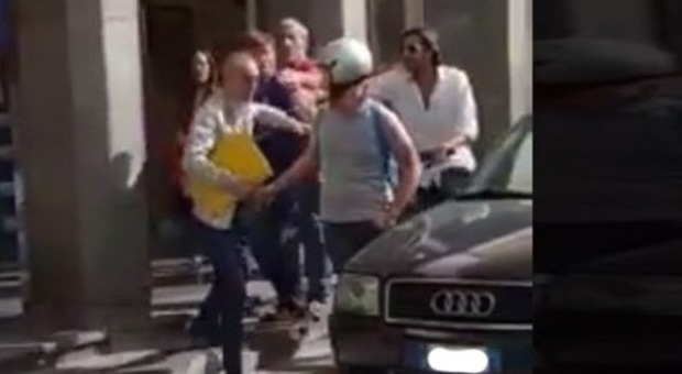 Napoli, centauro aggredito dal parcheggiatore abusivo in piazza dei Martiri
