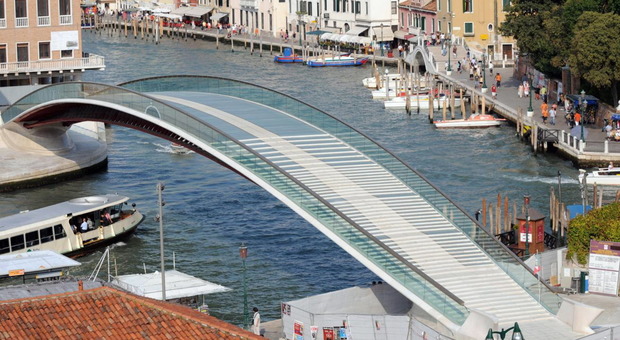 Venezia, via le lastre di vetro: il ponte di Calatrava sarà di pietra