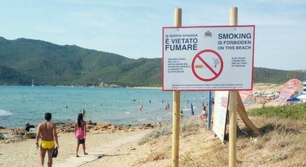 Palermo, vietato fumare in spiaggia: multe fino a 500 euro per chi accende una sigaretta