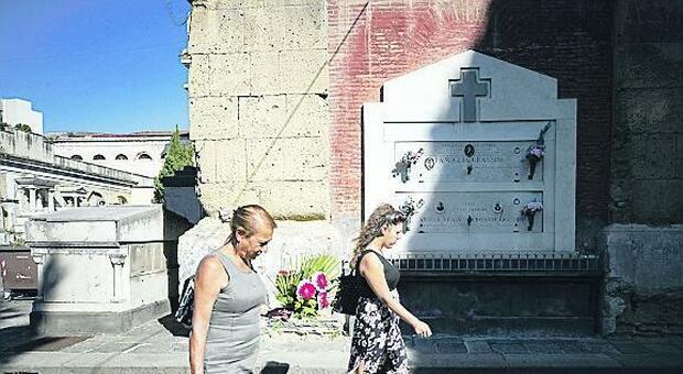 Napoli, il cimitero riapre i cancelli dopo nove mesi di divieto: emozione, fiori e preghiere