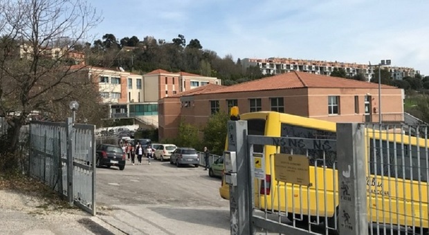 Ancona, cadute, malori e una crisi allergica: choc nelle scuole, raffica di soccorsi (nella foto l'Istvas di Ancona)