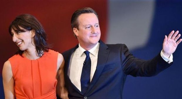David Cameron mano nella mano con la moglie Samantha