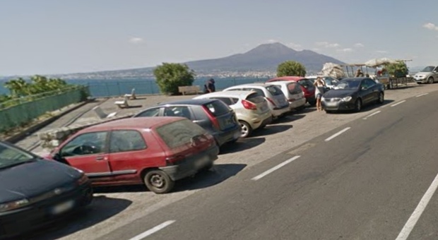 Furti ai turisti sulla Sorrentina: preso il ladro in scooter