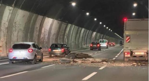 Crollo in galleria, chiusa l'autostrada A26 nel tratto Masone-Genova