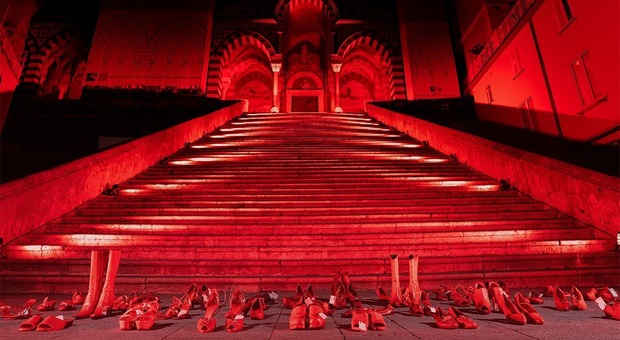 25 novembre: Il Duomo di Amalfi in rosso per la giornata contro la violenza sulle donne