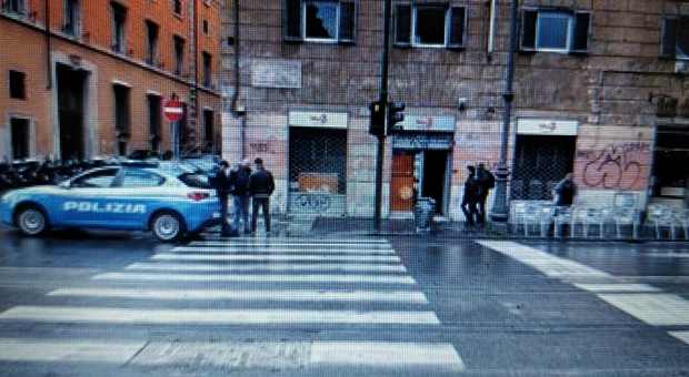 Roma, rapina choc al negozio WindTre: «Conta fino a mille o ti uccido»