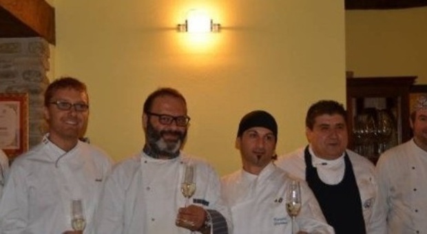 Gli chef partecipanti al concorso, con la bandana Gianluca Pasetti