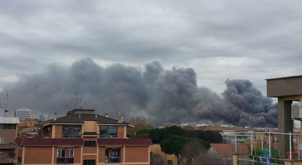 Roma, a fuoco magazzino edile su via della Magliana