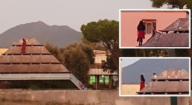 Napoli, giochi pericolosi nel parco comunale: l'arrampicata sulla «piramide»