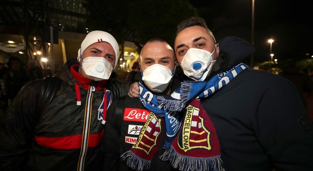 Coronavirus, tifosi con mascherine al San Paolo per Napoli-Barça