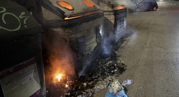 Roma, cassonetti in fiamme nella notte: 4 auto danneggiate. Si ipotizza l'incendio doloso
