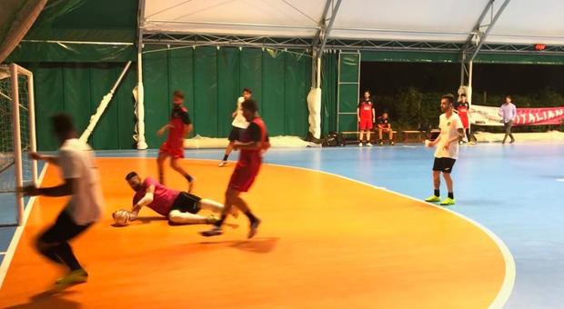 Uno scatto della gara di Futsal Cup tra De Santis Ufficio e Babadook (Foto Passaro)