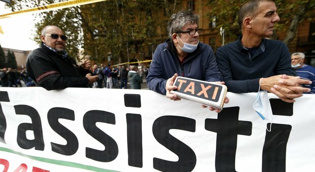 Sciopero dei taxi, altissima adesione in tutt'Italia: «Basta con l'abusivismo e la giungla delle app»