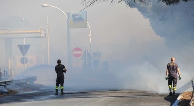 Pontina chiusa per un incendio: traffico bloccato in direzione di Latina