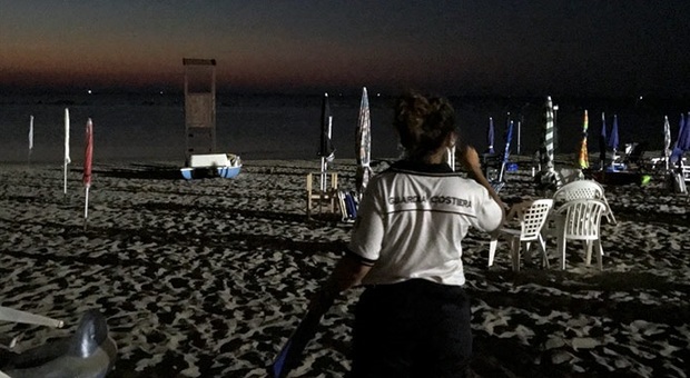 Cupra Marittima, spiaggia libera "occupata": scatta maxi sequestro di sdraio e ombrelloni