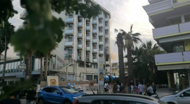 Alba Adriatica, fiamme all'hotel King: solo danni