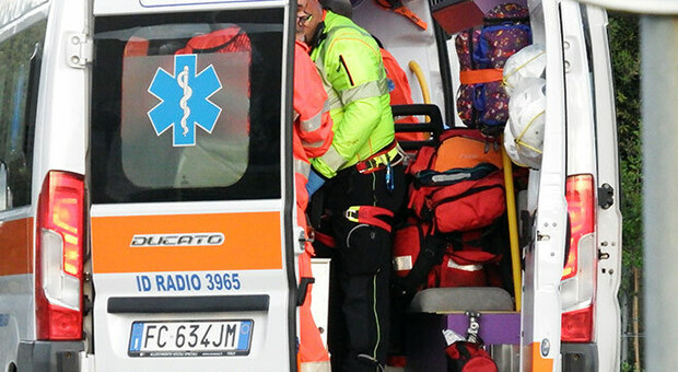 Malore mentre guida l'ambulanza, si schianta contro un albero: Luca muore a 51 anni