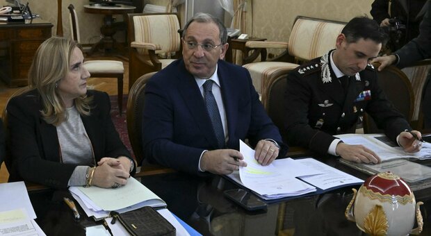Il prefetto di Napoli, Michele Di Bari, ieri alla riunione del comitato provinciale per l’ordine e la sicurezza