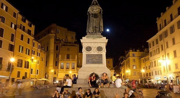 Roma, movida violenta a Campo de' Fiori, quattro ragazzini rapinati e picchiati da coetanei: un ferito