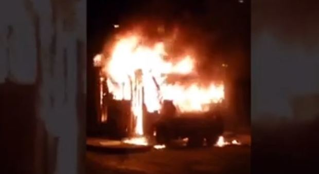 Bus prende fuoco al capolinea a Napoli. I sindacati: «Mezzi ormai vecchi»