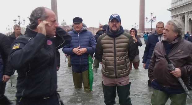 Salvini: «Questa città grida aiuto, ora tutti insieme per ultimare il Mose», qualche contestazione: «Basta passerelle»