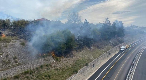 Ortona, nuovo rogo: il fumo invade l'autostrada