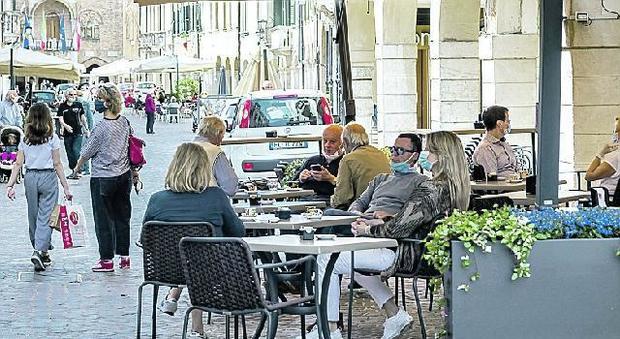 Divieti di transito e tavoli nei parcheggi per dare più spazio a bar e ristoranti