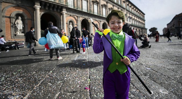 Campania zona gialla, De Luca firma l'ordinanza di Carnevale: «Vietate feste e cortei in luoghi pubblici e privati»
