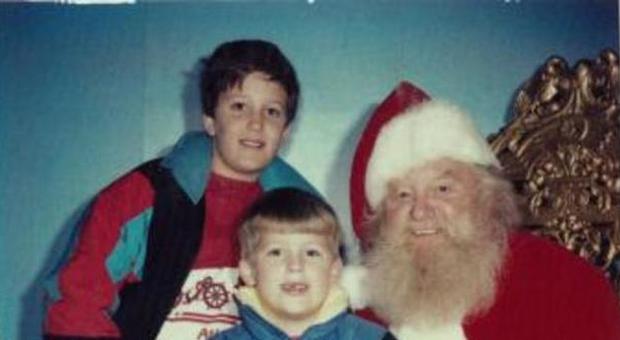 Scatti con Babbo Natale per 33 anni: ecco l'album di due fratelli