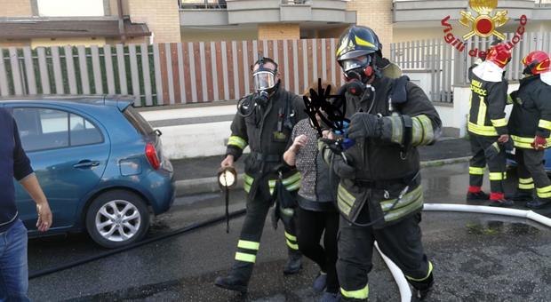 Incendio in condominio a Civitavecchia, salvate cinque persone