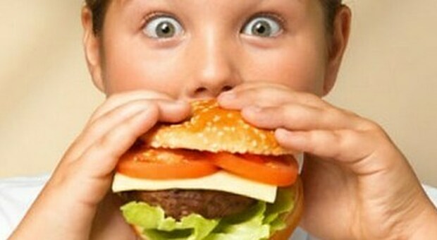 Obesità, è allarme: 10 mosse per non prendere peso indicate dai pediatri