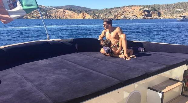 Stefano De Martino, in barca a Ibiza con Santiago. Ma il dettaglio nascosto non passa inosservato