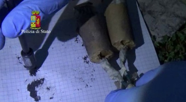 Gli agenti hanno trovato le bombe nei pressi del lido della Polizia di Stato