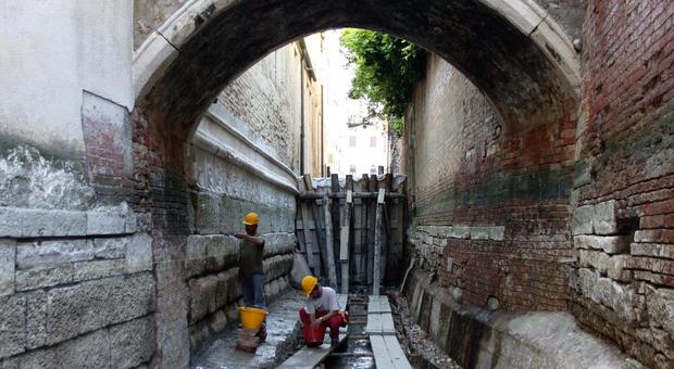 Lavori di manutenzione di un rio veneziano